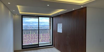 Piso veintitres Torre dos  Apartamento de tres habitaciones con closet  dos banos, sala comedor  cocina area de lavanderia, calentador de agua, balcon en la habitacion principal y en la sala con vista al Oriente cuenta con parqueadero cubierto y deposito piscina cancha de squash salon de juegos pista de atletismo salon social para reuniones, acceso a estacion de Transmilenio, locales comerciales y zonas de interes cultural y recreativo