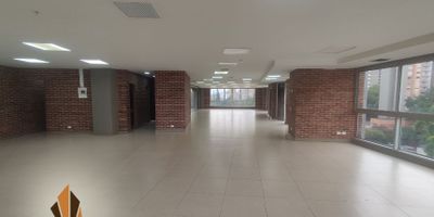 Oficina en arriendo en El Poblado, Castropol
Haz crecer tu empresa en un entorno donde la ubicación lo es todo. Esta amplia oficina de 296 m² en el corazón de Castropol te ofrece comodidad, imagen y funcionalidad. Ubicada a pasos de la Avenida El Poblado y muy cerca de Vanagro y la Óptica Santa Lucía, es ideal para empresas que requieren buena conectividad y presencia estratégica. Cuenta con 4 baños, cocineta, aire acondicionado, 6 parqueaderos cubiertos, parqueadero común para motos y bahía exterior para visitantes. El edificio tiene portería 24 horas, ascensor, CCTV, auditorio, comedor para empleados y zona de coffee break, brindando una experiencia laboral completa.

Lleva tu negocio al siguiente nivel en una oficina que lo tiene todo. ¡Contáctanos y agenda tu visita hoy mismo!