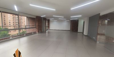 Oficina en arriendo en El Poblado, Castropol.
Ubica tu empresa en uno de los sectores más exclusivos de Medellín. Esta oficina de 169 m² en Castropol te ofrece un entorno ideal para trabajar cómodamente y proyectar una imagen profesional. Con acceso directo por la Avenida El Poblado y cercanía a lugares como Vanagro y la Óptica Santa Lucía, tu equipo y tus clientes disfrutarán de facilidad de desplazamiento. Dispone de dos baños, cocineta, aire acondicionado, tres parqueaderos cubiertos, parqueadero común para motos y bahía exterior. El edificio cuenta con portería 24 horas, ascensor, parqueadero de visitantes, CCTV, auditorio, zona de comedor para empleados y espacio de coffee break. Perfecta para empresas que buscan un entorno mixto, tranquilo y profesional.

Es el momento de invertir en tu crecimiento. ¡Contáctanos y agenda una visita para conocer esta oportunidad!