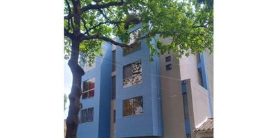 VENTA EDIFICIO DE APARTAMENTOS BARRIO EL REFUGIO CON PARQUEADEROS.  Excelente ubicacion en el Sur Central, cerca a la calle quinta, circunvalar, ubicacion equidistante. Consta de 8 apartaestudios, 2 apartamentos de 3 alcobas, 6 garajes cubiertos, 1 garaje descubierto, 4 parqueaderos de motos, 1 bodega y 1 baño.  El piso 2 y 3 fueron remodelados en el 2008 y el apto 303 en el año 2025. Los apartaestudios tiene aproximadamente 50 m2 y los apartamentos 86 m2 con garaje vehicular y 3 habitaciones. Exclente margen de rentabilidad. Totalmente legalizada su construccion. 

 
