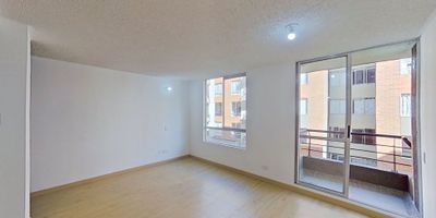 

Apartamento en venta de 55M², con vista interior, ubicado en un 3er piso, acceso por escaleras, parqueadero comunal. Consta de 3 habitaciones, 2 baños, sala comedor, cocina integral y zona de lavandería. Tiene piso laminado en habitaciones y zona social y cerámico en baños y cocina. El conjunto cuenta con salón comunal, zonas verdes, parque infantil, zona social y vigilancia privada las 24 horas. Cerca a centro comercial Milán Plaza; cerca a almacenes de cadena Surtimax, Tienda D1, Olímpica; cerca a colegio Institución Educativa Departamental San Luis Gonzaga; cerca a paraderos de transporte intermunicipal; Vías de acceso por la Carrera 12 y Vía Autódromo de Tocancipá. 22671741334
