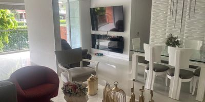 VENTA APTO 1er PISO - PORTAL DEL ALFÉREZ (Ciudad Jardín) Cali

Superficie: 117,67 m²
Habitaciones: 3 + Servicio (Principal con A/C, vestier, baño)
Baños: 4
Características: Amplia sala-comedor, zona de TV, cocina remodelada (mármol), balcón grande con sombrilla y cortinas eléctricas, calentador.
Parqueaderos: 2 lineales (sótano)
Depósito: Sí (sótano)
Conjunto: Piscina (adultos/niños), gimnasio, sauna, salón social, juegos infantiles, zonas verdes, planta eléctrica (zonas comunes), seguridad 24/7, ascensor, parqueadero visitantes.
Administración: $590.000
Precio: $780 Millones (Negociables)