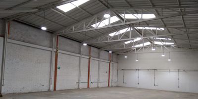 Arriendo directamente, magnifica bodega de 400 m2  12x36 ubicada detrás del almacen jumbo por abajo de la NQS kra 30 en paloquemao, barrio Estacion Central o Cundinamarca, sector industrial, con oficinas, baños, cubierta nueva, doble altura, magnifica iluminacion natural y tipo led, pisos en cemento trifasica, parqueo interno para descargue, entrada para camiones, descargue afuera tambien, ideal para importadoras ,industria liviana, almacenaje, nuevas y excelentes vias de acceso , av calle 19, av calle 13, kra 30, cercano a zonas bancarias, ferreteras, homecenter, mall plaza, intereresados  comunicarsen directamente al tel : trecientos, tres treinta y seis cero siete ochenta y tres , solo empresas con trayectoria.