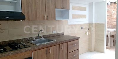 Apartamento en conjunto cerrado en primer piso, cuenta con: 3 habitaciones, 2 baños, patio, cocina , sala-comedor y balcón. Se encuentra ubicado en el barrio Parques de Castilla, la cual es una zona residencial. Los parqueaderos del conjunto son comunitarios, cuenta con piscina y juegos para niños.