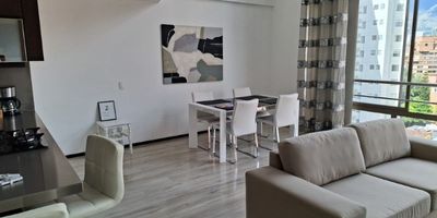 Codigo 27131. ? Apartaestudio en venta ubicado en Medellín sector Conquistadores? Características del Inmueble:• 1 Habitación con vestier• 2 Baños• Cocina abierta integral sin campana• Zona de ropas• Parqueadero sencillo• Cuarto útil• Servicios públicos y red de gas• 2 niveles• 88 m² construidos? Descripción:Este moderno apartaestudio, distribuido en 3 niveles, se encuentra en el tradicional barrio Conquistadores de Medellín. Ideal para quienes buscan exclusividad, comodidad y una excelente ubicación.Cuenta con una habitación con vestier, baño privado con bañera, acabados en madera laminada y cerámica, además de espacios amplios como sala-comedor, cocina abierta con mesón en acero inoxidable y zona de ropas. ¡Se vende completamente amoblado por $750.000.000!? Entorno y Ubicación:Ubicado en una zona residencial privilegiada, a solo pasos de la Clínica Conquistadores, Centro Comercial Unicentro y la Clínica de Otorrinolaringología.Rodeado de parques, con excelente acceso a transporte público y vías principales. Perfecto para quienes desean vivir cerca de todo sin sacrificar tranquilidad.? Zonas Comunes:• Portería 24 horas• Lobby• Turco? Nota:• Valor de venta: $720.000.000• Se vende amoblado en $750.000.000• Valor de administración: $750.000• Inmueble disponible de forma inmediata• Estrato 5