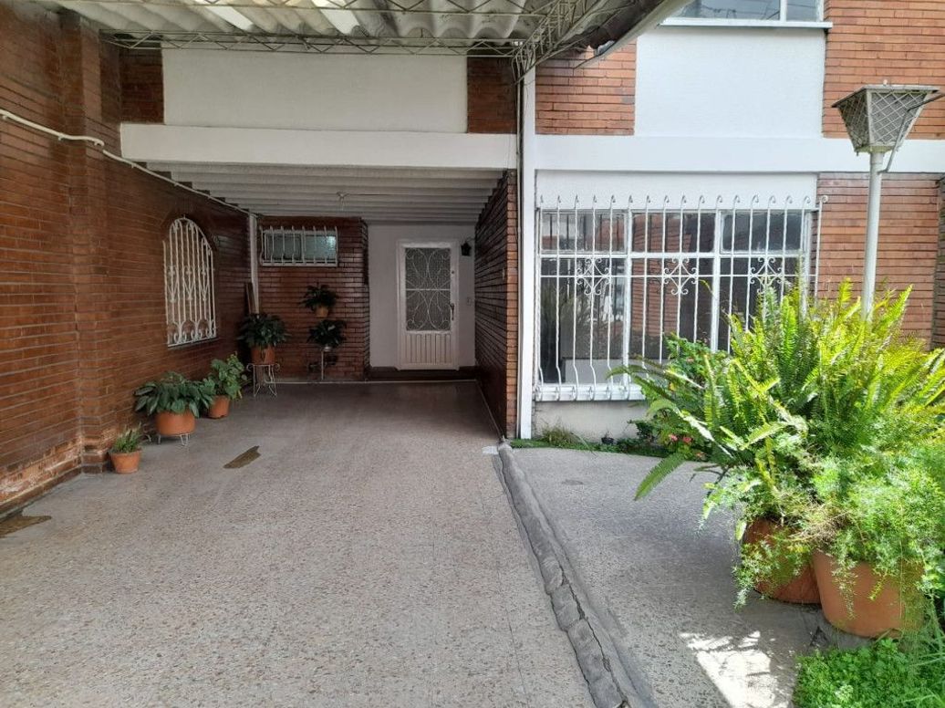 Casa de 4 alcobas en venta en Alcázares Norte, Bogotá, 201 m² · foto 2 de 20