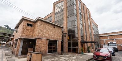 Bodega No. 2 en arriendo ubicada en Soacha. DISPONIBLE A PARTIR DE FEBRERO 2026. Bodega de una nave, altura 7.00 mts a base de cercha, pisos en concreto reforzado, estructura de vigas y columnas en concreto, paredes en ladrillo a la vista, Cuenta con 600 m2 construidos, Parque de bodegas con uso industrial y logístico, el suelo en placa de concreto,  planta Diesel de 600gl/m, generador de energia de 125 KVA, muelle para descarga de tractomulas y gran patio de maniobra.  El parque industrial de encuentra situado a la salida de soacha,  permitiendo que tu operación sea eficiente,  planta eléctrica suplencia limitada para zonas comunes y zonas seleccionadas dentro de la bodega, tanque y bomba de agua potable, vigilancia 24/7, CCTV privado, amplio patio de maniobras. Modulo puede ser utilizado para almacenamiento, distribucion de mercancias y uso comercial. Cuenta con báscula para 40 toneladas, con fácil acceso a servicios y transporte público,  esta bodega es perfecta para satisfacer tus necesidades comerciales. No pierdas la oportunidad de tomar en arriendo este inmueble. ¡Contáctanos para más información!