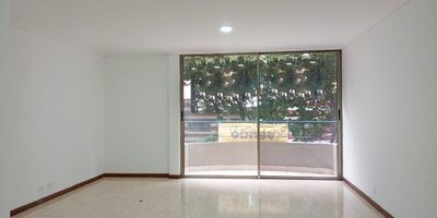 Apartamento en arriendo en unidad cerrada ubicada en un sector residencial, tranquilo, con fácil acceso y salida a vías principales, rutas de transporte público, cerca a centros comerciales, Mall, parques, almacenes de cadena y gran variedad de servicios complementarios de la zona. Cuenta con piso en baldosa, sala comedor, 3 alcobas con vestier y baño en la principal, baño social, tina, cocina integral cerrada, alcoba y baño de servicio, cuarto útil, zona de ropas, balcón y parqueadero independiente cubierto. Conjunto cerrado con ascensor, piscina, salón social,  parques infantiles, placa polideportiva, zonas verdes, vigilancia y portería 24 horas, citofonía, alarma y circuito cerrado de tv. Inmuebles sujetos a verificación de disponibilidad.