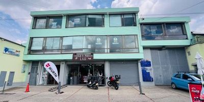 Se arrienda oficina  consultorio Chia, esta amplia oficina cuenta con 130 mts, con excelentes acabados modernos, ofrece un ambiente ideal, con iluminación natural. dispone de dos baños privados y cocineta, adicional una area de oficinas con 5 modulares, no cuenta con restricciones de uso. ubicado en zona donde transita alto flujo de personas. sus vías de acceso son por la CRA 11, CL 13, CRA 7,CL 17, DG 13. perfecto, para más información comuníquese con el ejecutivo comercial camilo silva al celular yo whatsapp 3157524379 o al correo camilo.silvainmobiliariasaliadas.com