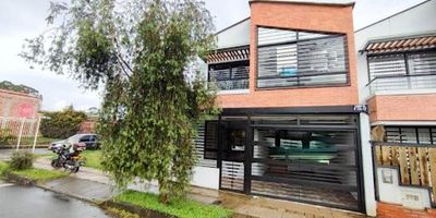 Hermosa casa para rentar en La Ceja, en un barrio tranquilo y seguro, cercano a mall comerciales, restaurantes, Viva La Ceja, también a la unidad deportiva, estación de servicio, etc. La vivienda cuenta con 150mt2 aprox construídos, con 3 habitaciones y 3 baños, amplia zona social - sala, una cocina muy espaciosa, parqueadero cubierto con puerta eléctrica, zona de ropas con cáncamos para poner amaca y un espacio muy generoso y gran altura para colgar la ropa, calentador de 10L. Amplias escaleras para subir al segundo nivel y un balcón en la hab principal que cuenta con vestier. Canon $3.500.000.