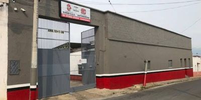 Se arrienda bodega  barrio san Rafael Bucaramanga  1.700 metros cuenta con 60Doble altura  Servicios agua y luz  techo.