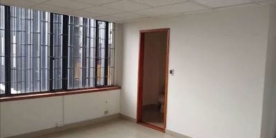 Oficina abierta con baños y garajes ,ubicada cerca a la calle 63 y cra 13,excelente iluminación ,ascensor cocina comunal .