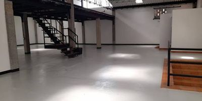 Bodega en segundo nivel, con excelente resistencia de piso, ya que es en concreto reforzado y pintura epoxica, area de oficina, baños, cocineta y mezannine, buena iluminacion, cerca av 33 y carrera 65, bodega disponible para arriendo