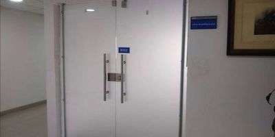 amplias Oficinas abierta con baños y garajes ,ubicada cerca a la calle 63 y cra 13,excelente iluminación ,ascensor cocina comunal .