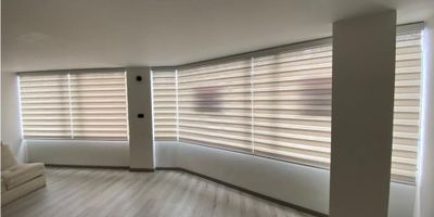 Apartamento duplex, con ubicación privilegiada teniendo en cuenta que muy cerca se encuentran vías principales como la avenida carrera 30 y la calle 45. Adicionalmente tiene estación de Transmilenio a pocos metros, y muy cerca de Clínica Palermo, Carulla de La soledad, Universidad Nacional, El Cubo de Colsubsidio, Estadio Nemesio Camacho el Campin, Movistar Arena, Super Cade, parque de los novios, Centro Comercial Galerías, colegios, entre otros atractivos que hacen de este apartamento un lugar muy central sin perder la tranquilidad. 

Son dos apartamentos con entradas independientes, comparten servicios de acueducto y energia electrica,  es muy iluminados y esquineros, están en excelentes condiciones, remodelados, tipo loft, se enetrega con cortinas tipo persianas y blackout, pisos en madera laminada, baño con vestier, cocina integral electrica. 

Parqueadero y deposito.

Actalmente ambos se encuentran arrendados cada uno en $1.470.000 con administracion incluida

Apto 704 admon $ 358.000

Apto 804 Admon $ 225.000

 

 
