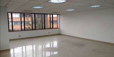 oficina espacio abierto un  garaje ,ubicada cerca a la calle 63 y cra 13,excelente iluminación ,ascensor cocina comunal 