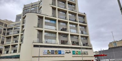 Oficina de 10 mts, consta de un área libre. El edificio cuenta con ascensor, sala de espera, baños públicos, auditorio, parqueadero de visitantes y circuito cerrado de TV.-10344