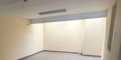 Casa de 2 metros cuadrados, en el primer piso sala, comedor, cocina semi-integral gas natural, zona de ropas y un baño auxiliar en el segundo piso cuatro habitaciones, la habitación principal con closet y baño privado, las habitaciones auxiliares con closet y dos baño auxiliar, pisos en madera laminada y cerámica, y dos parqueadero independiente. - 10027