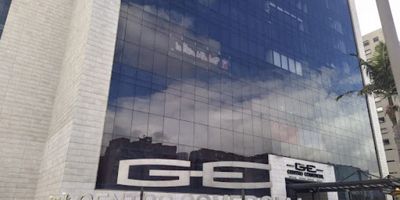 Isla comercial de 148 mts ubicada en el Centro Comercial Gran Estación II, diagonal al banco de Bogotá, cuenta con pisos en cerámica, cerca a la entrada del primer piso. El centro comercial cuenta con planta eléctrica, aire acondicionado, red contra incendios, parqueadero de visitantes, baños compartidos, ascensores y seguridad privada. -10176-