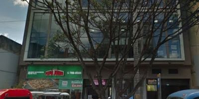 Oficina en arriendo de 33 mts² en Chapinero Central, ubicada en edificio, con vista al exterior, cuenta con un espacio, baños compartidos y pisos en cerámica. El edifico cuenta con terraza, parquedero de visitantes, ascensor, recepción y seguridad privada. 6086