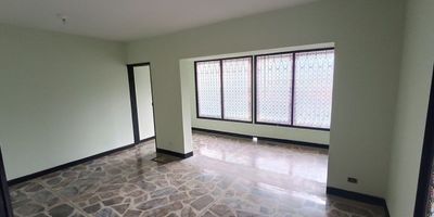 Codigo 27140. ? Casa comercial en arriendo ubicada en Medellín sector Aguacatala ? Características del Inmueble:• 3 Niveles distribuidos así:Nivel 1: 3 espaciosNivel 2: 4 espaciosNivel 3: 3 espacios• 9 Baños en total (5 comunes y 4 privados)• Cocina y cocineta• Cuarto útil• Puerta peatonal y puerta para camión• Energía monofásica (110 V)• 3 Parqueaderos privados• 6 Parqueaderos para visitantes? Descripción:Esta imponente casa comercial en esquina está ubicada en el exclusivo sector de Aguacatala, Medellín. Con tres niveles funcionales y un amplio coliseo interno, el espacio es ideal para proyectos institucionales o comerciales como IPS, jardines infantiles, escuelas, centros educativos o incluso para hotelería. Su diseño está acondicionado para facilitar múltiples usos, ofreciendo versatilidad, visibilidad y una excelente distribución interna.? Entorno y Ubicación:• A solo pasos de la estación del metro Aguacatala• Sobre la Avenida El Poblado• Cerca de la Universidad EAFIT• Próxima a la Virgen Rosa Mística, San Fernando Plaza y El Campestre• Ubicación estratégica con alto flujo peatonal y vehicular? Zonas Comunes y Ventajas:• Amplio coliseo adaptable• Esquina de alta visibilidad• Espacios independientes por nivel• Ideal para atención al público? Nota:• Valor del canon: $17.000.000