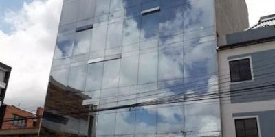 Oficina en arriendo-venta de 10 mts en Puente Largo, cuenta con espacios abiertos, baños independientes, sala de juntas. El edificio cuenta con ascensor, parqueadero para visitantes, cafetería y seguridad privada. 6912