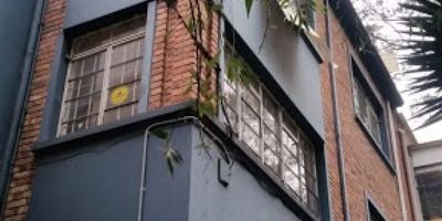 Oficina en venta ubicada en casa de 440 mts, cuenta con nueve espacios, dos baños auxiliares, dos baños sociales, cuenta con cocineta, zona de lavandería, pisos en madera laminada y baldosa. La casa cuenta con jardin exterior, terraza y garaje.  -7953-
