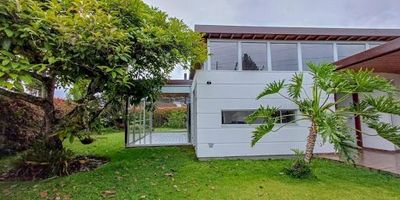 Hermosa casa en arriendo, muy amplia, cuenta con todas sus comodidades necesarias, tiene muy buena iluminación natural, con acabados muy modernos, en una zona muy segura y tranquila, rodeada de mucha naturaleza, cerca de zonas comunes como centros comerciales, restaurantes y aeropuerto, etc. cuenta con portería 24/7 Código Abad Faciolince CAS2475 Asesora Alejandra Gutiérrez 3174292454 