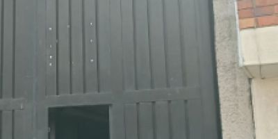 Bodega de 280 mts, cuenta con dos niveles, en el primer nivel consta de ingreso para vehículos de carga amplia, zona de bodegaje, espacio abierto, baño, en el segundo piso consta de zona abierta, cuatro oficinas, mesanini, baño, pisos industriales de tráfico pesado y madera laminada en oficinas, cuenta con luz trifásica, agua, punto de gas.-11518