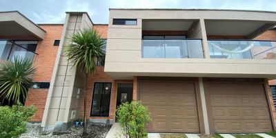 Casa en ARRIENDO  con 3 habitaciones principal con baño y vestier, 2 baños completos, salon comedor, cocina integral, patio, zona de ropas, balcón, baño social.