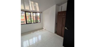 GLOBAL JURIDICA INMOBILIARIA: Renta casa de tres niveles, en el municipio de Jamundí, barrio, quintas de bolívar, vía a potrerito, con una excelente ubicación en vía secundaria, consta, antejardín con parqueadero para carro descubierto, sala comedor amplio con buena iluminación natural, cuatro habitaciones, tres baños, una habitación  ubicada en el primer nivel con vista a la calle, un baño social, cocina semi integral abierta, patio, escaleras internas en retal de mármol al segundo nivel, habitación principal con baño, un baño de alcobas, estudio, escaleras en retal de mármol con aseso a la terraza entechada con estructura metálica y zona de servicios con punto de lavadora.
