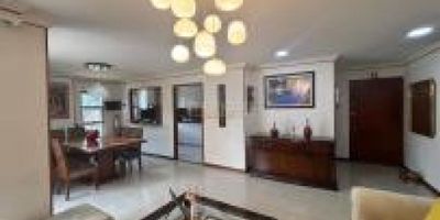 Se vende espectacular apartamento de 153 m² en segundo piso ubicado en el barrio Ciudad Jardín, al sur de Cali. Este espacioso apartamento está equipado con dos ascensores y ofrece una amplia sala y comedor que se conecta a un gran balcón con vista exterior. La habitación principal cuenta con un baño privado y vestier, mientras que las dos habitaciones secundarias son igualmente amplias, con clóset, y comparten un baño. Todas las habitaciones tienen acceso a un balcón. Además, el apartamento dispone de una cómoda zona de TV, aire acondicionado en dos habitaciones, cocina integral con ventana al comedor, una amplia zona de ropas, cuarto de servicio con baño y baño social. Los acabados son de primera calidad, con pisos en porcelanato y detalles en madera fina. Se entrega con blackouts y toldo eléctrico. 
El apartamento incluye un parqueadero en línea para dos vehículos y una bodega. La unidad residencial ofrece dos piscinas para adultos y niños, salón social, juegos infantiles y amplias zonas verdes. 
Ubicación frente al humedal del Lago La Babilla y a pocos minutos de centros comerciales, colegios y universidades.
