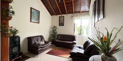 apartamento ubicado en piso 5 por escalas, excelente ubicación Frente a la iglesia del Trianon, cuenta en el primer nivel con sala comedor, cocina integral, 3 alcobas y dos baños. Y en el segundo nivel cuenta con otra alcoba adicional con baño.Cuenta además con una ampliación a un tercer nivel de 23 metros en los cuales está la zona de ropas y patio.