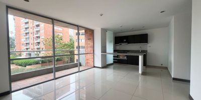 Apartamento en arriendo en unidad cerrada ubicada en sector residencial, con fácil acceso y salida a vías principales, rutas de transporte público, cerca a centros comerciales, restaurantes, colegios y gran variedad de servicios complementarios de la zona.  Cuenta con piso en cerámica y madera, sala comedor, 2 alcobas con vestier y baño en la principal, baño social, cocina integral abierta tipo americano, cuarto útil, zona de ropas, balcón y parqueadero independiente cubierto. Conjunto cerrado con ascensor y zonas sociales que incluyen piscina, gimnasio, salón social, parques infantiles, zonas verdes, vigilancia y portería 24 horas y circuito cerrado de tv.   Inmueble sujeto a verificación de disponibilidad.