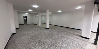 ¿Buscas el espacio perfecto para que tu negocio prospere en el corazón de la ciudad? ¡Lo encontraste! Te presentamos este IMPRESIONANTE local comercial doble, totalmente remodelado y listo para materializar tus ambiciones empresariales.

 

Imagina tu negocio en:

 * Una ubicación estratégica sobre una calle vehicular con un flujo constante de clientes potenciales, ¡tanto en carro como a pie!

 * Una zona de alta valorización, rodeada de nuevas urbanizaciones que garantizan un mercado creciente y fiel para tus productos y servicios.

 * Un local multifuncional, diseñado para adaptarse a una amplia gama de negocios, desde boutiques exclusivas hasta centros de servicio innovadores.

 

Benefíciate de:

 * Costos operativos inteligentes: Estrato 3 con servicios y administración económicos para maximizar tu rentabilidad.

 * Conectividad inigualable: Acceso inmediato a las principales avenidas (Calle 19, Carreras 4, 5, 7) y una excelente red de transporte público (SITP y Transmilenio).

 * Un entorno vibrante: Rodeado de centros comerciales dinámicos (CC Vía Libre), el emblemático Hotel Bacatá y otros puntos de interés que atraen público constantemente.

Este local ya está remodelado y cuenta con todos los servicios (agua, luz y gas) para que inicies tu actividad sin demoras. Su versatilidad te permitirá crear el ambiente perfecto para tu marca y tus clientes.

 

¿Listo para dar el gran paso?

El proceso es ágil y transparente:

 * Requisitos sencillos: Arrendatario y deudor solidario con ingresos comprobables superiores al doble del canon.

 * Estudio virtual (no necesitas adjuntar documento): Envía tu soporte de pago al correo electrónico arriendos@bienesraiceslibertad.com con el asunto Local Calle 18. El costo del estudio es de solo $60.000 y tendrás respuesta en tan solo 8 horas.

¡No dejes pasar esta oportunidad única de posicionar tu negocio en un lugar privilegiado!

 

Contáctanos ahora mismo para obtener más informació