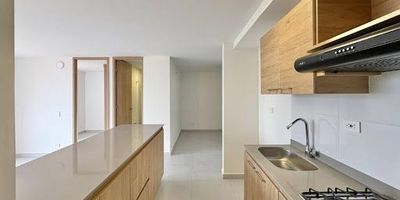 Apartamento en Rionegro El Porvenir, lleno de luz natural, con vista a verde, piso alto. Completamente terminado, con 2 alcobas familiares más estudio o 3 alcoba, salón comedor, 2 baños completos cabinados, cocina integral con mesón auxiliar, zona de ropas, Parqueadero de carro. Su ubicación lo convierte en una excelente opción para aquellos que buscan un lugar tranquilo, campestre y con fácil acceso a servicios, transporte público, cicloruta. Cerca al Centro Comercial San Nicolás, hospitales, Mall Río del Este, patinódromo, supermercados y colegios, ideal para aquellos que buscan comodidad y accesibilidad. Unidad en proceso de terminación de obra.