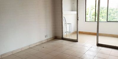 Casa comercial independiente en arriendo ubicada en un sector residencial, muy central, tranquilo con fácil acceso a vías principales, rutas de transporte público, cerca a centros comerciales, almacenes de cadena, supermercados, universidades y gran variedad de servicios complementarios de la zona. Cuenta con piso en baldosa, 4 espacios, baños, cocineta, divisiones en concreto y cuarto útil.    Inmuebles sujetos a verificación de disponibilidad.