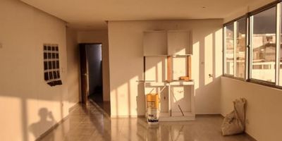 ¡Edificio en Venta en el Centro de Manizales! ??

Oportunidad única de inversión en el corazón de la ciudad. Este moderno edificio de 9 niveles combina funcionalidad, diseño y rentabilidad, ideal para quienes buscan generar ingresos constantes en una ubicación estratégica.

Distribución del Inmueble:
Cuenta con 6 pisos sobre el nivel de la calle y 3 pisos adicionales hacia abajo, conectando con un callejón posterior. En total, alberga 27 apartamentos y 1 local comercial, además de un nivel de parqueaderos de 200 m² y 12 bodegas privadas para uso exclusivo de los apartamentos.

Espacios y Comodidades:
Los apartamentos, con áreas desde 17 m² hasta 102 m², se entregan completamente terminados y con acabados de lujo en madera y cielos rasos. El edificio cuenta con ascensor y una excelente distribución interna para optimizar el uso del espacio.

Área Total Construida:
1.860 m² construidos, sin contar la cimentación, en un inmueble diseñado para rentabilidad y confort.

Renta Mensual Estimada:
Genera ingresos por arriendos de hasta $35.450.000 mensuales, incluyendo apartamentos, local comercial y parqueaderos. Varios apartamentos ya se encuentran arrendados, garantizando un flujo de ingresos inmediato.

Medidas:
5 apartamentos de 62mts
6 apartamentos de 40mts
4 apartamentos de 36mts
3 Apartamentos de 47mts
1 apartamento de 25mts
1 apartamento de 72mts
1 apartamento de 102mts
1 apartamento de 48mts
1 apto de 52mts
1 apto de 57mts
1 apto de 17mts
2 aptos de 20mts

Arrendamientos:
12 bodegas van incluidas en arriendo de aptos
1 local - 1&#39;000.000
4 aptos de 36mts - 1.100.000
5 aptos de 62 mts - 1.350.000
6 aptos de 40mts - 1.200.000
3 aptos de 47 mts - 1.200.000
1 apto de 25mts - 1.000.000
1 apto de 72mts - 1.350.000
1 apto de 102mts - 1.800.000
1 apto de 48mts - 1.200.000
1 apto de 52 mts - 1.300.000
1 apto de 57mts - 1.350.000
1 apto de 17mts - 1.000.000
2 apto de 20 mts - 2.000.000

Ubicación Estratégica:
Situado en el centro de Manizales, ce