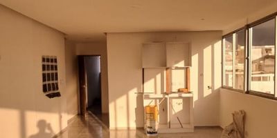 ¡Edificio en Venta en el Centro de Manizales! ??

Oportunidad única de inversión en el corazón de la ciudad. Este moderno edificio de 9 niveles combina funcionalidad, diseño y rentabilidad, ideal para quienes buscan generar ingresos constantes en una ubicación estratégica.

Distribución del Inmueble:
Cuenta con 6 pisos sobre el nivel de la calle y 3 pisos adicionales hacia abajo, conectando con un callejón posterior. En total, alberga 27 apartamentos y 1 local comercial, además de un nivel de parqueaderos de 200 m² y 12 bodegas privadas para uso exclusivo de los apartamentos.

Espacios y Comodidades:
Los apartamentos, con áreas desde 17 m² hasta 102 m², se entregan completamente terminados y con acabados de lujo en madera y cielos rasos. El edificio cuenta con ascensor y una excelente distribución interna para optimizar el uso del espacio.

Área Total Construida:
1.860 m² construidos, sin contar la cimentación, en un inmueble diseñado para rentabilidad y confort.

Renta Mensual Estimada:
Genera ingresos por arriendos de hasta $35.450.000 mensuales, incluyendo apartamentos, local comercial y parqueaderos. Varios apartamentos ya se encuentran arrendados, garantizando un flujo de ingresos inmediato.

Medidas:
5 apartamentos de 62mts
6 apartamentos de 40mts
4 apartamentos de 36mts
3 Apartamentos de 47mts
1 apartamento de 25mts
1 apartamento de 72mts
1 apartamento de 102mts
1 apartamento de 48mts
1 apto de 52mts
1 apto de 57mts
1 apto de 17mts
2 aptos de 20mts

Arrendamientos:
12 bodegas van incluidas en arriendo de aptos
1 local - 1&#39;000.000
4 aptos de 36mts - 1.100.000
5 aptos de 62 mts - 1.350.000
6 aptos de 40mts - 1.200.000
3 aptos de 47 mts - 1.200.000
1 apto de 25mts - 1.000.000
1 apto de 72mts - 1.350.000
1 apto de 102mts - 1.800.000
1 apto de 48mts - 1.200.000
1 apto de 52 mts - 1.300.000
1 apto de 57mts - 1.350.000
1 apto de 17mts - 1.000.000
2 apto de 20 mts - 2.000.000

Ubicación Estratégica:
Situado en el centro de Manizales, ce