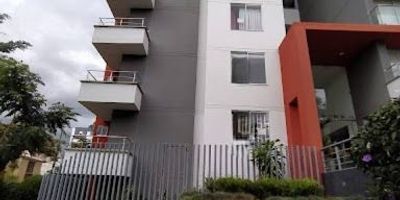 ¡Venta de Apartamento en Ciudad Jardín! Disfruta de la tranquilidad y comodidad de vivir en uno de los sectores más agradables de la ciudad. Área 80 m2, 3 habitaciones con closet 2 baños, 1 parqueadero privado, cocina integral con barra americana, sala comedor amplia, balcón con excelente vista. El conjunto cuenta con Vigilancia 24-7 y portería Ascensor Entorno tranquilo y familiar ¡Agenda tu cita.