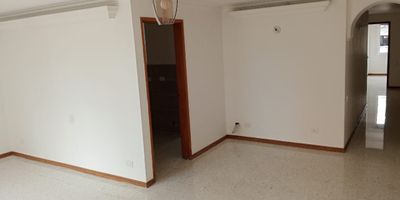 Apartamento exterior en arriendo ubicado en sector residencial, con fácil acceso a vías principales, rutas de transporte púbico, cerca a parques, universidades, supermercados, centros comerciales, almacenes de cadena y multiples servicios complementarios del sector.  Cuenta con piso en mármol, sala comedor, 3 alcobas con vestier y baño en la principal, baño social, cocina integral cerrada, alcoba y baño de servicio, cuarto útil, zona de ropas y  parqueaderos paralelos cubiertos . Edificio con ascensor, citofonia, porteria 12 horas, alarma y circuito cerrado de tv.Inmuebles sujetos a verificación de disponibilidad