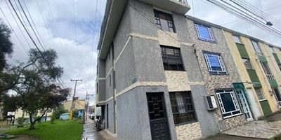 Casa esquinera remodelada y rentable ubicada sobre una via peatonal en el barrio Villas de Granada, con medidas de frente 12M y de fondo 4M en total, esta distribuida por dos casas cada una de tres habitaciones, dos baños una de ellas con tina, sala-comedor una de ellas con chimenea, cocina integral y patio de ropas. Adicional una habitacion con entrada independiente en el primer piso con baño. Servicios de agua,luz y gas compartida con toda la casa. A dos cuadras del colegio Luigii Pirandello y Catolico de la Sabana, parque principal e iglesia de Villas de Granada, alimentador de Villas de Granada y Villas Amalia. Con vias de acceso como la calle 80 y la 72.