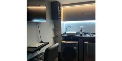 ¡Apartaestudio Amoblado en Venta en Palermo, Manizales! ?️✨

Ideal para quienes buscan comodidad, independencia y una excelente ubicación, este apartaestudio es perfecto para vivir o invertir en una de las zonas más cotizadas de la ciudad.

Diseño Funcional y Estilo Moderno:
Recién reformado, con suelos en PVC y un diseño acogedor de estilo industrial. Se vende completamente amoblado con muebles y electrodomésticos nuevos, incluyendo TV de 50", lavadora secadora, nevera minibar, sofá cama, cama de 90 cm, mesa alta, silla tipo bar, cocina equipada y ducha con agua caliente.

Espacios y Accesos:
Cuenta con entrada independiente, baño privado y un armario estilo bóveda. Ubicado en primer piso, con un área de 20 m², estrato 6, sin pago de administración.

Ubicación Privilegiada:
Frente al parque de Palermo, una zona tranquila, residencial y muy bien conectada, ideal para quienes desean todo cerca.

? Precio: $156.000.000 negociables

¡Una oportunidad lista para habitar o rentar de inmediato! Contáctanos y agenda tu visita.


