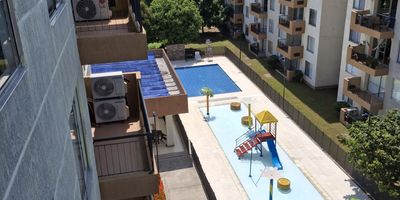 RICAURTE, CUNDINAMARCA, HACIENDA PEÑALISA CONJUNTO OCOBO Área 55 metros cuadrados, 6to Piso. Excelente vista, TOTALMENTE AMOBLADO 2 habitaciones, cada una con aire acondicionado y closet, Dos baños con divisiones en vidrio templado y muebles, Cocina integral equipada tipo americano. Zona de ropas con lavadora, lavadero y extendedero. Sala comedor con balcón, TV 41 pulgadas y facilidad de Directv en modo prepago, seguridad privada. Áreas comunes, Multicancha, 2 piscinas, espejo de Agua Niños, zona BBQ, salón de juegos dotado, Gimnasio,  salones comunales, buena zona de parqueaderos, Colsubsidio, Centro Comercial Peñalisa Mall, Carulla, Éxito. En la galería de fotos pulsa el botón de VIDEO, para realizar la visita virtual.