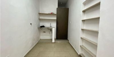 ¿Estás buscando un punto económico y bien ubicado para emprender? Este local en arriendo en el sector Manrique de Medellín es una excelente opción para pequeños negocios, oficinas o puntos de atención al cliente. Con 18 m², ofrece un espacio funcional en un entorno residencial y comercial con gran movimiento.

Ubicado a nivel de calle, con entrada directa y puerta tipo persiana, este local garantiza visibilidad y facilidad de acceso para tus clientes. El piso en primer nivel lo hace ideal para negocios que requieren entrada constante de personas o mercancía.

El inmueble cuenta con energía normal y una cocina sencilla con red de gas, lo que puede ser útil si necesitas preparar alimentos básicos o calentar productos. Su diseño compacto permite adaptarlo según tus necesidades: desde una barbería, consultorio, papelería, oficina de servicios o tienda de barrio.

En estrato 3, sin portería ni costos adicionales de administración, este local representa una inversión práctica y rentable para quienes desean iniciar actividades comerciales sin grandes gastos fijos.

No pierdas la oportunidad de ubicar tu negocio en una zona con tradición, acceso a transporte y alto flujo de personas.

Código del inmueble: (L4197)
Contáctanos para agendar una visita y conocer si este espacio se ajusta a tu proyecto.
