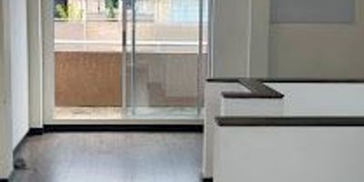 G.E.I CALIFA VENDE CASA EN CHIA AMPLIA Y ACOGEDORA CASA DE TRES PISOS UBICADA EN UNA DE LAS ZONAS MÁS TRANQUILAS Y RESIDENCIALES DE CHÍA. CUENTA CON TRES HABITACIONES, TRES BAÑOS, SALA DE ESTAR, VESTIER, CHIMENEA, ALTILLO, Y UNA MODERNA COCINA INTEGRAL.DISFRUTA DE ESPACIOS EXTERIORES COMO TERRAZA, PATIO, ANTEJARDÍN Y DOS BALCONES QUE BRINDAN EXCELENTE ILUMINACIÓN NATURAL. ADEMÁS, INCLUYE TRES PARQUEADEROS, SHUT DE BASURAS, Y ACCESO A ZONAS COMUNES COMO SALÓN DE JUEGOS Y CANCHA DE SQUASH.LA PROPIEDAD ESTÁ ESTRATÉGICAMENTE UBICADA CERCA DE COLEGIOS, LO QUE LA HACE IDEAL PARA FAMILIAS QUE BUSCAN COMODIDAD, SEGURIDAD Y UNA EXCELENTE UBICACIÓN.¡CONTÁCTANOS Y AGENDA TU VISITA!