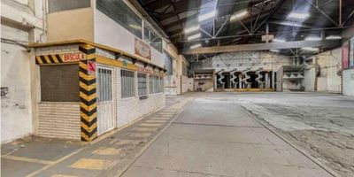 Bodega en Arriendo – Puente Aranda, Bogotá

Área total construida: 3.872,29 m²
Área de bodega: 1.493,23 m²
Área de oficinas: 294,19 m²
Área edificación posterior (5 pisos): 2.379,06 m²
Estrato: Industrial

Descripción general:
Amplio inmueble industrial ubicado en Puente Aranda, uno de los sectores industriales más consolidados de Bogotá. Diseñada para satisfacer las exigencias de operaciones industriales y logísticas, esta propiedad cuenta con una bodega de doble altura, oficinas administrativas, y una edificación de cinco pisos al fondo del lote, lo que brinda gran potencial para diversas actividades industriales.

Distribución del inmueble:


 
 Acceso principal: Portón vehicular al frente, que permite el ingreso directo a la bodega y a un área administrativa de dos niveles.
 
 
 Bodega central: Altura máxima de 9,69 m y altura útil de 5,75 m, ideal para maniobra de vehículos de gran tamaño y operación eficiente.
 
 
 Edificación posterior: Construcción de 5 pisos, con espacios amplios y versátiles que pueden ser adaptados a oficinas, almacenamiento, producción u otras actividades industriales.
 


Servicios públicos:
El inmueble cuenta con acceso a agua, energía eléctrica, gas natural y red de alcantarillado.
