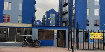 VENDEMOS 6 piso exterior, sala comedor con balcón, cocina con estufa a gas natural, extractor de olores, espacio para lavadora, pisos en tableta, hall de alcobas, baño social, 3 alcobas, principal con baño interno, altillo con opción para cuarta alcoba, tercer baño o sala de tv.
Parqueadero comunal, portería 24 horas, cámaras de seguridad,garaje para visitantes.
Vías variante calle 13, carrera 100.