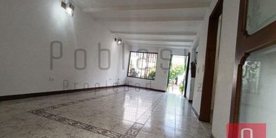 Unifamiliar, 4 habitaciones, 4 closet, 1 Vestier, 2 baños, cocina integral, sala comedor, balcón, estar, calentador, zona de ropas, red de gas, patio, piso ceramica,2 parqueaderos piso 1, área 155 m2, estrato 4, aproximadamente 20 años de construido. 
La unidad cuenta con portería 24 horas, ascensor, piscina, gimnasio, sauna, turco, salón social, parque infantil, cancha, zonas verdes, parqueaderos visitantes.
Sector cercano a viva envigado
