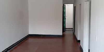 La ubicación del local es excelente para cualquier tipo de negocio, es un segundo piso, esquina, cuenta con cocina ,baño y otras divisiones para almacenamiento, frente al hospital la María.